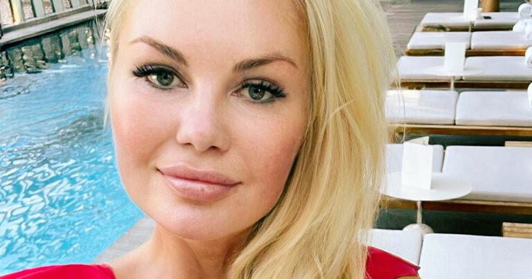 Lesley-Ann Poppe poseert in sensuele jurken en vraagt hulp bij keuze: “Alles staat zo’n mooie vrouw als jij!” (foto’s)