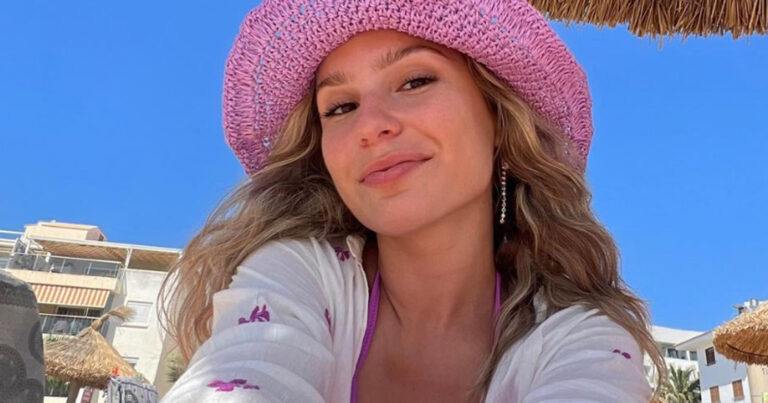 ‘De buurtpolitie’-actrice Liandra Sadzo verbaast fans met bikinifoto’s: “Allermooiste!”