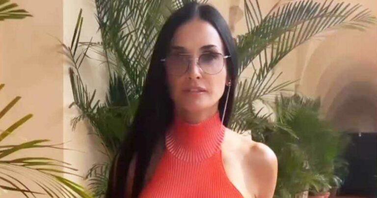 Demi Moore trekt aandacht met outfit: “Misschien toch beter een beha aangedaan?” (foto)