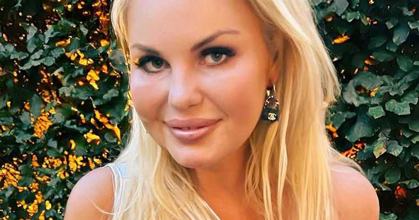 Lesley-Ann Poppe verschijnt met imposant decolleté op rode loper van ...