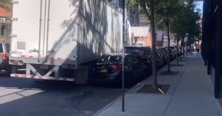 WOOPS: Trucker richt stevige RAVAGE aan tijdens manoeuvre (fails)