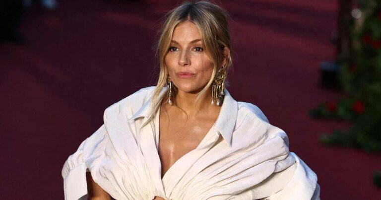 Zwangere Sienna Miller (41) onthult buikje met opvallende look: “Niets anders dan lof”