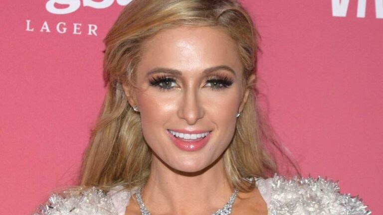 Ophef over doorzichtige outfit van Paris Hilton: “Dit had ik niet van jou verwacht!” (foto)