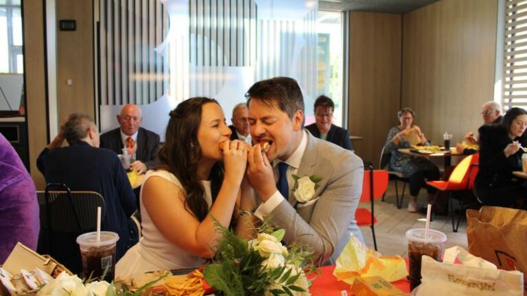 WTF. Duits bruidspaar viert trouw op deze wel heel ‘onfeestelijke’ plek: “We wilden een American Wedding”