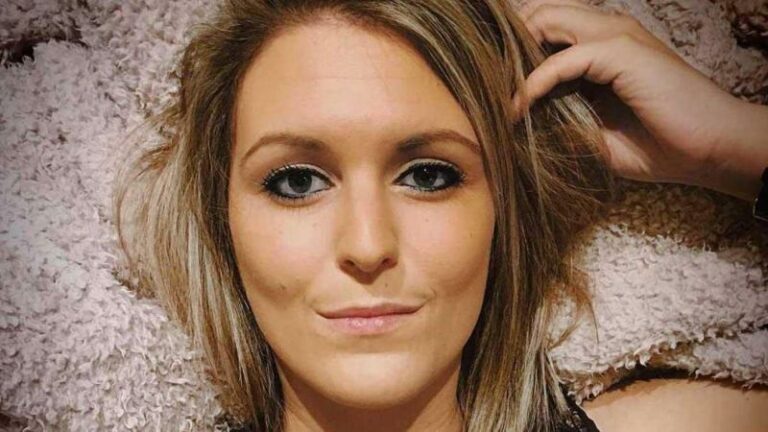 Eline uit ‘De Mol’ deelt hartroerend bericht over overleden zoontje: «Het verdriet grijpt me opnieuw naar de keel»