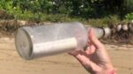 Koppel treft fles met boodschap aan in zee, maar de inhoud is wel héél luguber: “Oh nee!” (video)