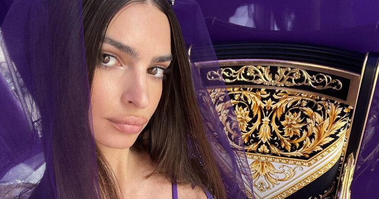 Emily Ratajkowski poseert naakt in bed: “Altijd adembenemend!” (foto’s)