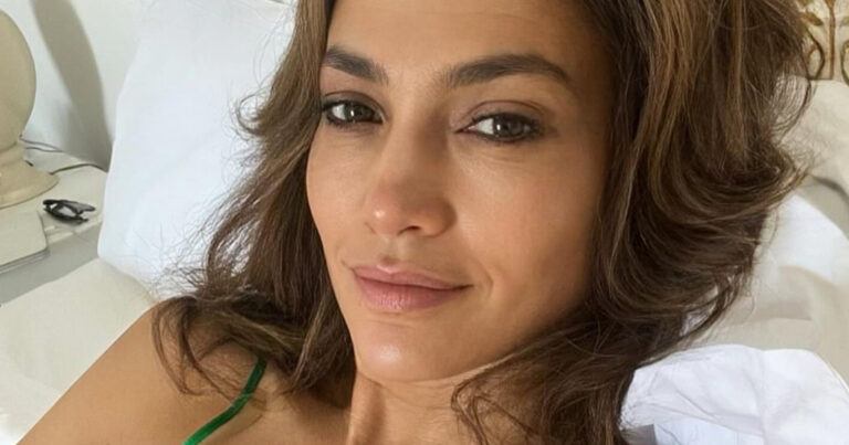 Jennifer Lopez poseert in sensuele jurk: “Prachtig!” (foto’s)