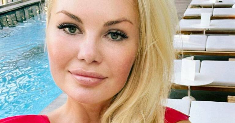 Lesley-Ann Poppe poseert in diep uitgesneden outfit: “Prachtig!” (foto)