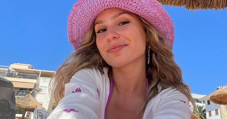 ‘De buurtpolitie’-actrice Liandra Sadzo deelt bikinifoto’s: “Je straalt!”