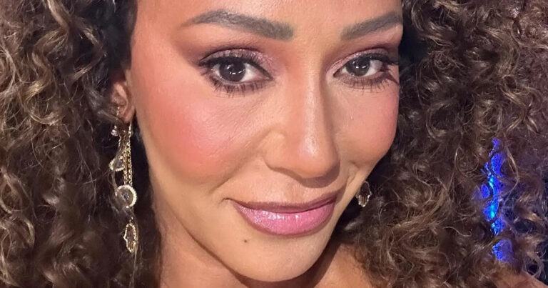 Zangeres Mel B verbaast fans met doorschijnende outfit: “Prachtig!” (foto)
