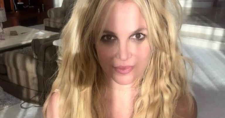 Britney Spears poseert poedelnaakt op het strand (foto)