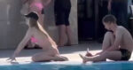 Ophef over vrouw in bikini die ‘sexy’ dansje doet aan zwembad: “Schaamteloos!” (video)