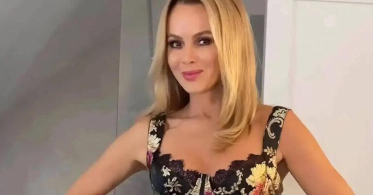 ‘BGT’-jurylid Amanda Holden straalt in knalrode galajurk: “Prachtig én sexy!” (foto’s)