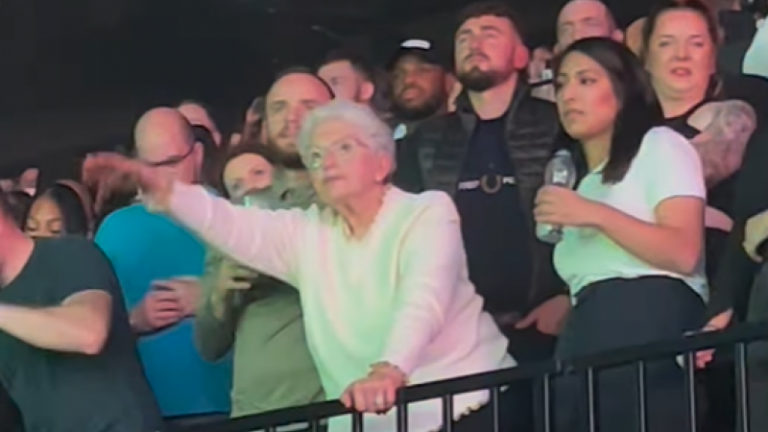 Oudere vrouw die losgaat op 50 Cent gaat viraal: “Op viben plakt geen leeftijd” (video)