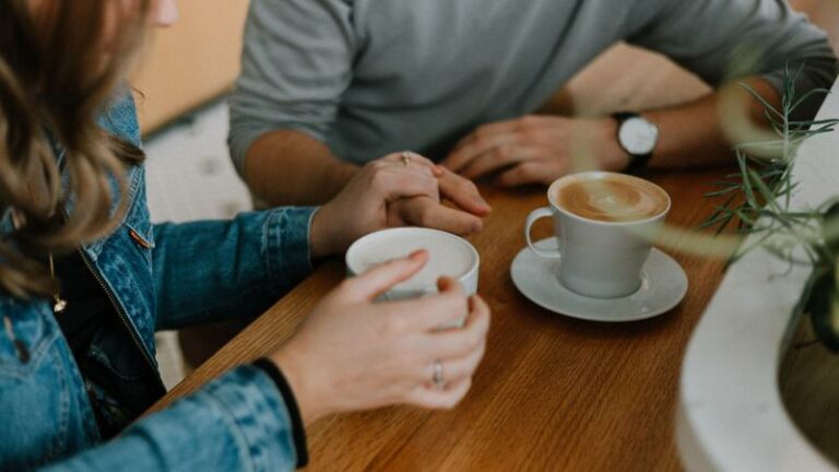 Deze flirttechniek werkt (bijna) altijd volgens psychologen