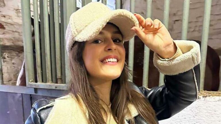 Emi uit ‘Boer zkt Vrouw’ deelt foto van bolle buik: “Zo mooi zwanger!”