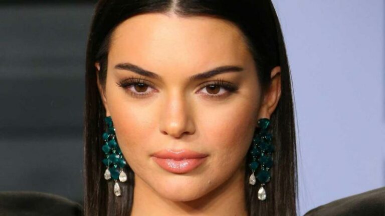 Kendall Jenner poseert halfnaakt voor Calvin Klein, maar volgers spotten bizar detail (foto)
