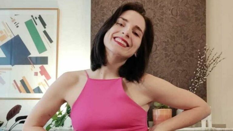 Elisabeth Lucie Baeten durft niet met de auto rijden: “Fobie die ontstaan is bij mijn rijinstructeur”