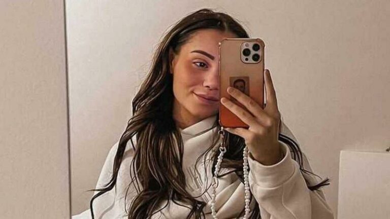 Zwangere Sem uit ‘Ex on the Beach’ deelt foto van bolle buik: “Heel erg wennen dat mijn lichaam veranderde”