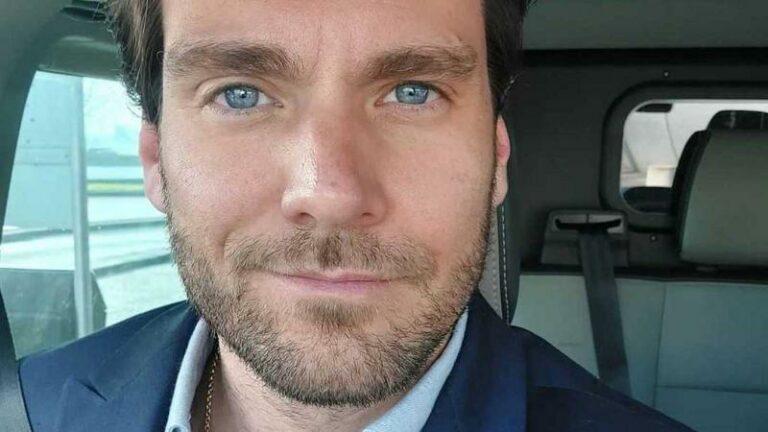 ‘First Dates’-barman Bram voor tweede keer papa geworden: “Wat zijn wij blij dat jij hier bij ons bent”