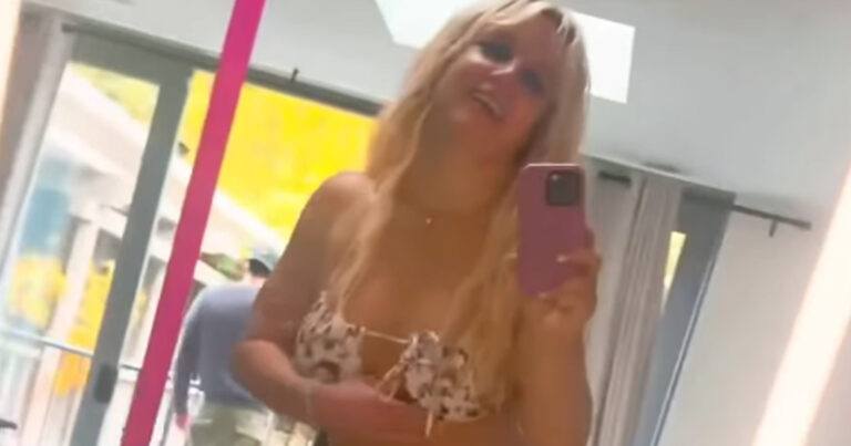 Britney Spears doet opvallend dansje in bikini (video)