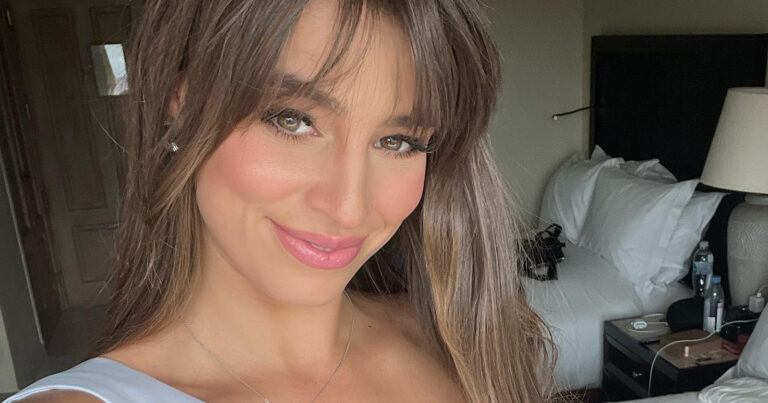 Miss België Emilie Vansteenkiste poseert aan zwembad in bikini: “WAUW!” (foto’s)