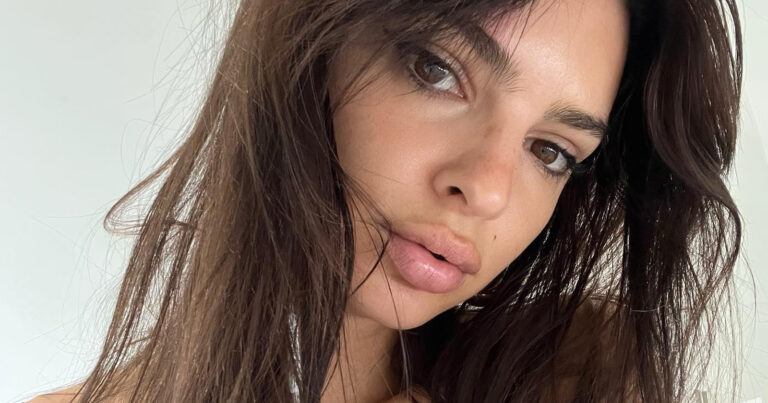 Emily Ratajkowski verbaast met bikinifilmpje: “Zo’n knappe vrouw!” (video)