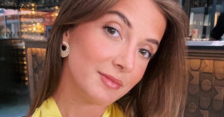 Jamie-Lee Six poseert in knalrode lingerie: “Staat je goed!” (foto’s)