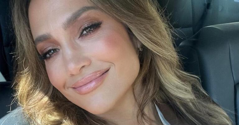 Jennifer Lopez toont haar decolleté in sensationele jurk: “Adembenemend!” (foto’s)