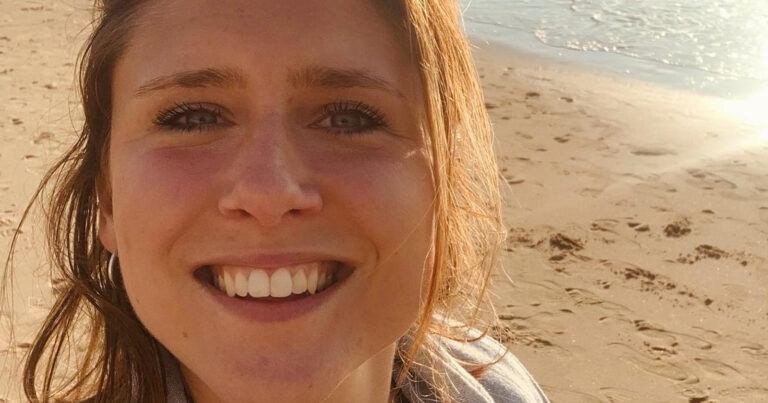 ‘Familie’-actrice Margot Hallemans pakt uit met sensuele kerstoutfit: “Had je eerst niet herkend!” (foto’s)