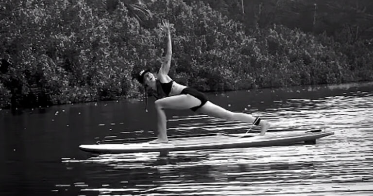 Miley Cyrus doet aan yoga op paddleboard. Fans lovend: “Perfect evenwicht!” (video)