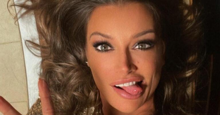 Véronique De Kock geniet in badpak. Fans onder de indruk: “Zo mooi en sexy!” (foto’s)