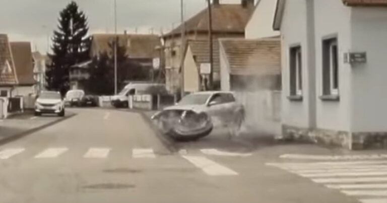Ongeduldige wegpiraat steekt bruusk voorbij. Maar dan? CRASH! (fails)