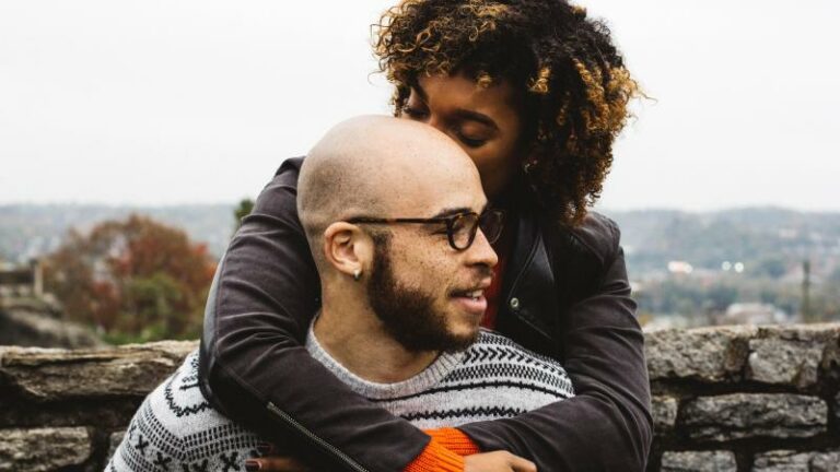 De datingtrend van 2024? Relaties met een partner die dubbel zo oud is