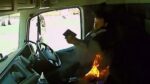 Achterste van vrachtwagenchauffeur vliegt in brand nadat vape in zijn zak ontploft (video)