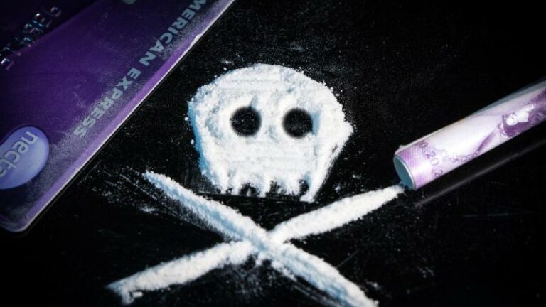 Oeps! Dealer probeert agenten drugs te verkopen