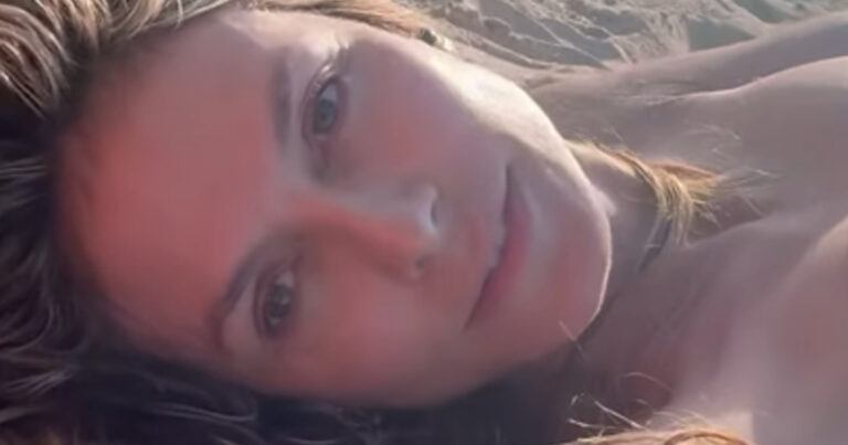 Heidi Klum geniet halfnaakt op het strand (video)