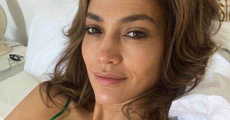 Jennifer Lopez toont onderkant van boezem op rode loper en zorgt voor ophef: “Onnodig en vulgair!” (foto’s)
