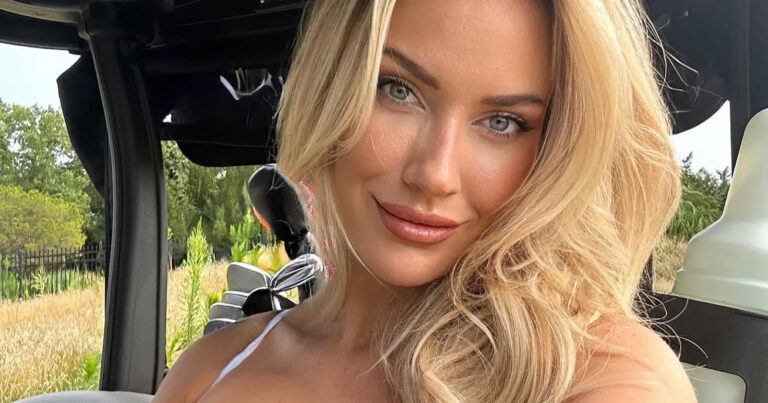 ‘Knapste golfster ter wereld’ poseert in sexy kerstoutfit: “Adembenemend!” (foto)