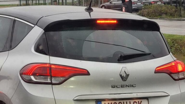 Deze grappige nummerplaat valt op: “Ideaal voor een bezoek aan de Quick” (foto)