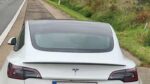 Deze nummerplaat van een Tesla lokt veel reacties uit: “Alleen in België”