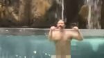 Omg! Naakte man doet bommetje in aquarium van winkelcentrum (video)
