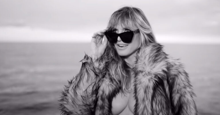 Heidi Klum laat weinig aan de verbeelding over in pikante filmpjes (video’s)