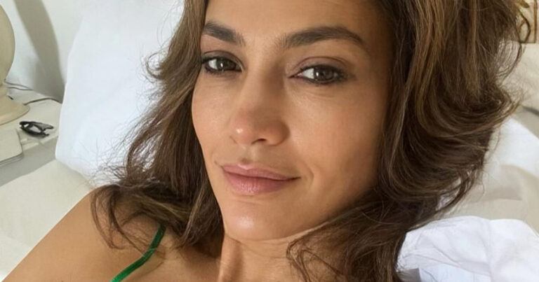 Jennifer Lopez poseert in sexy lingerie: “Rood zal altijd jouw kleur zijn!” (foto’s)