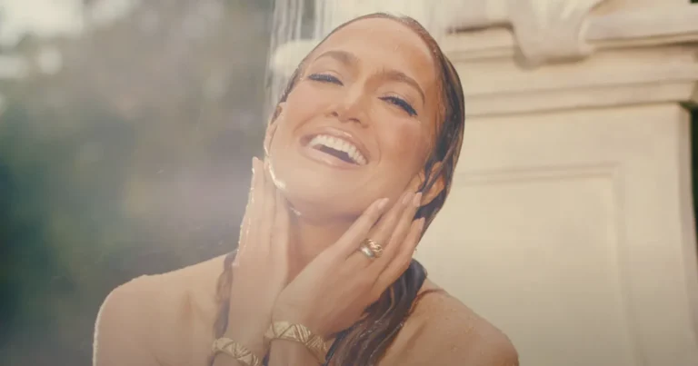 Jennifer Lopez draagt ’tepelbeha’ in nieuwste clip. Fans lovend: “Iconisch!” (video)