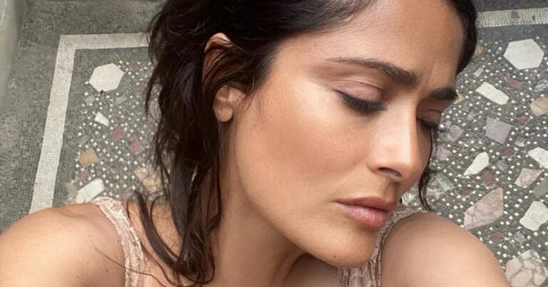 Actrice Salma Hayek verbaast fans met naaktfoto’s: “Te mooi!”