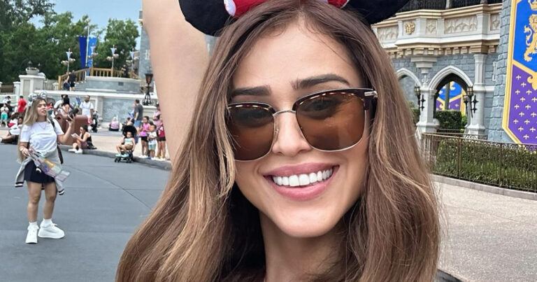 ‘Meest sexy weervrouw ter wereld’ straalt in doorzichtige lingerie: “Wat een mooie dame!” (foto’s)