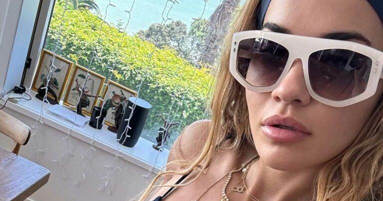 Rita Ora deelt poedelnaakte foto in sauna: “Wat een lichaam!”