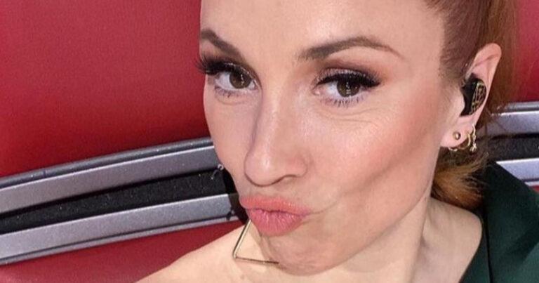 ‘The Voice’-jurylid Natalia poseert in kortgerokte outfit: “Knappe en vooral sympathieke dame!” (foto’s)